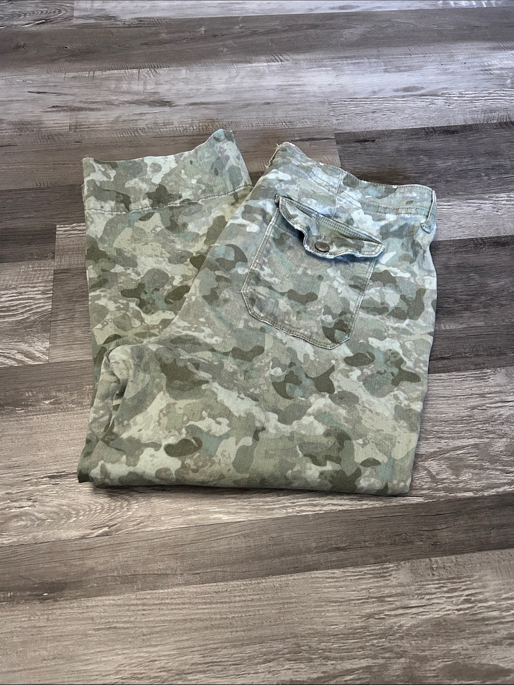 Camo Print Utility Capri Jeansin Green Tones